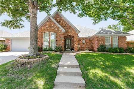 2416 Woodfield Way Bedford, TX 76021