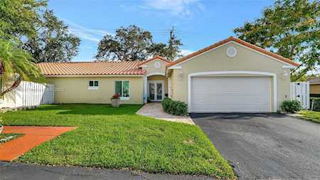 858 NW 97th Ave Plantation, FL 33324