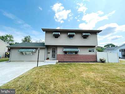8 Pearson Dr Newark, DE 19713