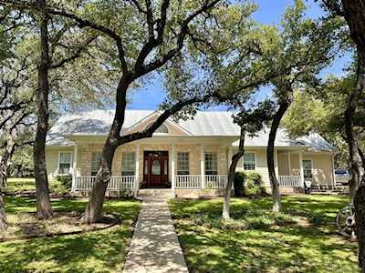 714 Liveoak DR Johnson City, TX 78636