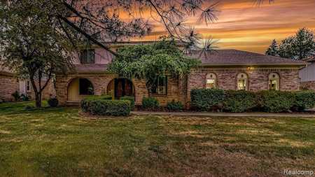 37872 Baywood Dr Farmington Hills, MI 48335