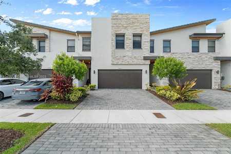 10561 NW 78th Ter Doral, FL 33178