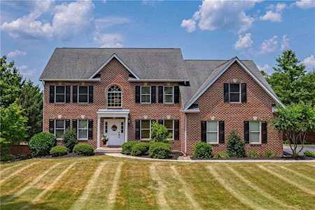2247 Meadow Brook Dr Schnecksville, PA 18078