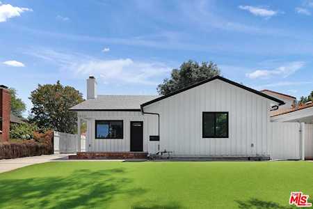 22054 Avenue San Luis Woodland Hills, CA 91364