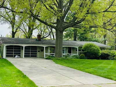 535 Edinborough Dr Bay Village, OH 44140