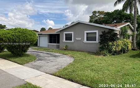 4421 NW 37th St Lauderdale Lakes, FL 33319