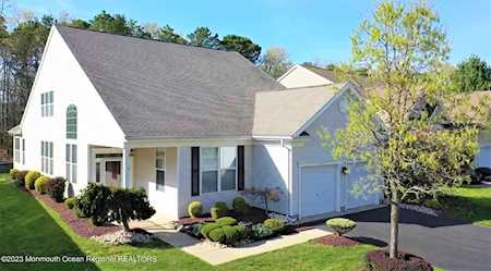 12 Portchester Dr Jackson, NJ 08527