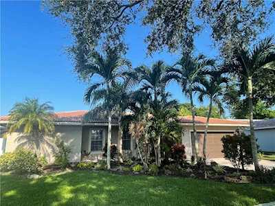 800 W Plantation Cir Plantation, FL 33324