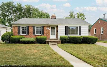 9912 Loveland St Livonia, MI 48150