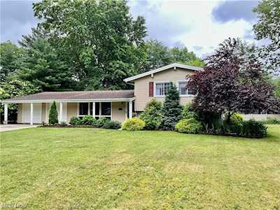 577 Edinborough Dr Bay Village, OH 44140