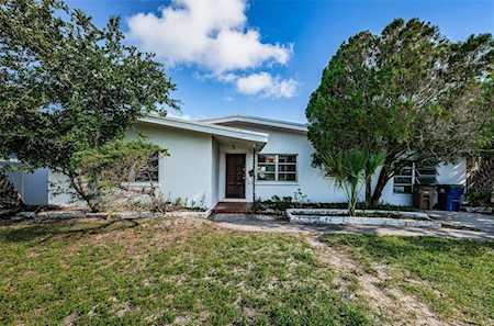 313 La Hacienda Dr Indian Rocks Beach, FL 33785