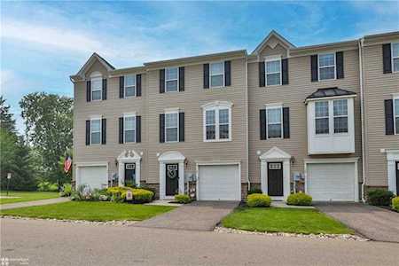 22 White Rose Ln Easton, PA 18045