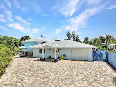 2631 Riverview Dr Naples, FL 34112