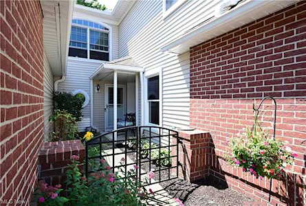 2799 Wyndgate Ct #18 Westlake, OH 44145