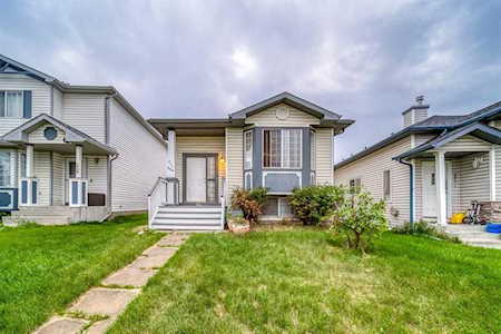 225 Martinvalley Rd NE Calgary, AB T3J 4L5