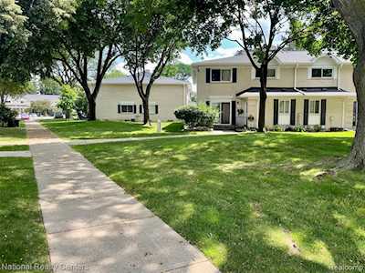 8526 Hampshire Dr Sterling Heights, MI 48313