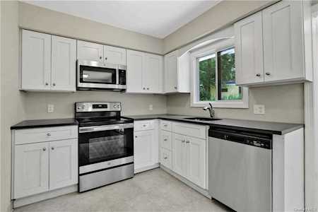 2772 Sarles Dr Yorktown Heights, NY 10598