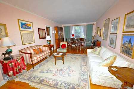 949 Palmer Rd #6B Bronxville, NY 10708