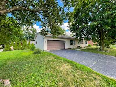 124 Ridgewood Dr Woodstock, IL 60098