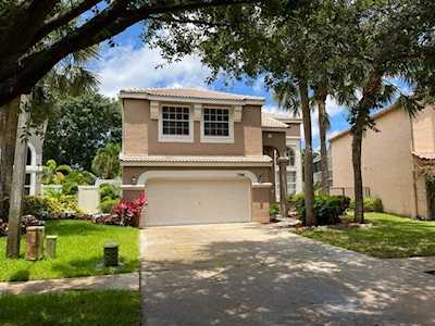 7566 Oak Grove Circle Lake Worth, FL 33467