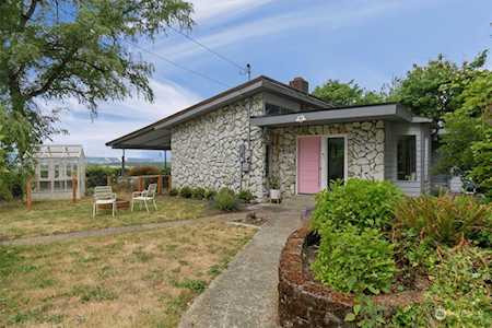 221 Hilltop Dr Kelso, WA 98626