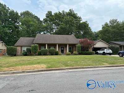 1704 SE Carriage Way Decatur, AL 35601