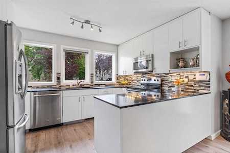 34 Candle Terrace SW Calgary, AB T2W 6G7