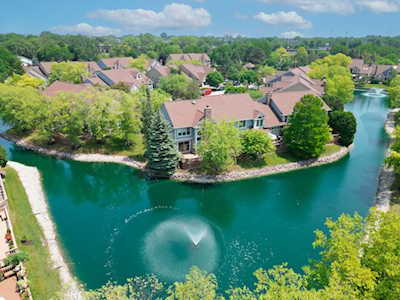 899 Island Ct Deerfield, IL 60015