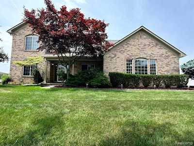 208 Scarlett Dr Canton Twp, MI 48187