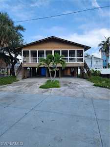 121-123 Eucalyptus Ct Fort Myers Beach, FL 33931