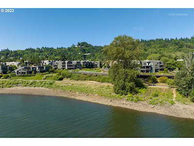 5620 S Riverside LN #1 Portland, OR 97239
