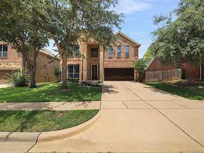 1918 Long Bow Trail Euless, TX 76040