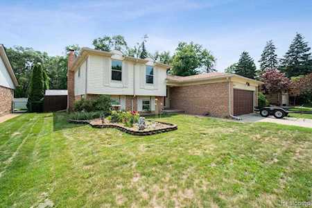 12114 Volpe Dr Sterling Heights, MI 48312