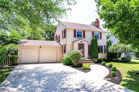 31005 Carlton Dr Bay Village, OH 44140