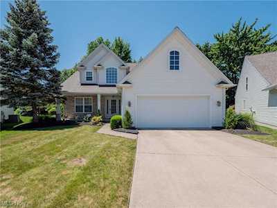 562 Brennans Ct Avon Lake, OH 44012