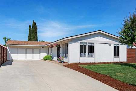 215 Riley Place Escondido, CA 92027