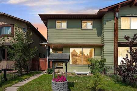 48 Bermondsey Rd NW Calgary, AB T3K 1V3