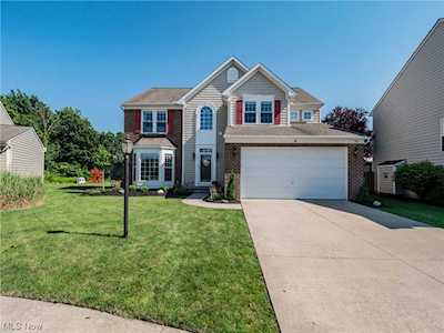 701 Jockeys Circle Avon Lake, OH 44012