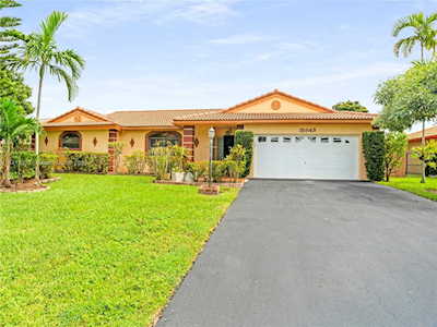 15843 Stonetower St Davie, FL 33331