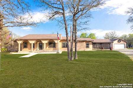 736 Killarney Rd Floresville, TX 78114