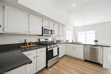 4820 Black Bear Rd #203 Las Vegas, NV 89149
