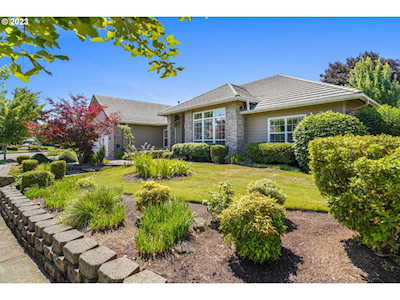 935 Mckenzie Crest DR Springfield, OR 97477