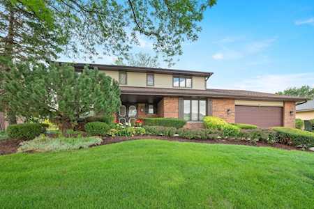 215 Waterford Dr Willowbrook, IL 60527
