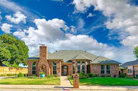 1908 Wimbledon Drive Arlington, TX 76017