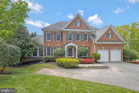 6697 Valley Brook Dr Falls Church, VA 22044