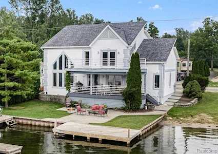 2076 S Long Lake Rd Fenton, MI 48430
