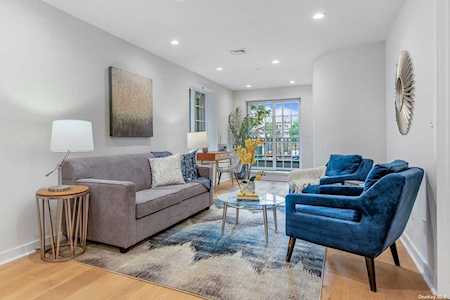 31-22 29th St #4B Long Island City, NY 11106