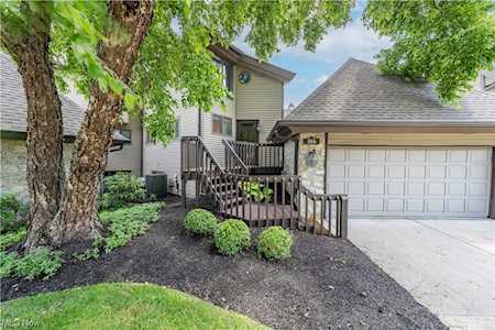355 Roberts Run #104 Bay Village, OH 44140