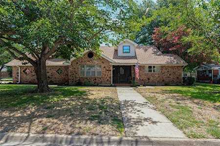 4020 Golden Oaks Drive Haltom City, TX 76117