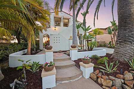 6213 Paseo Privado Carlsbad, CA 92009